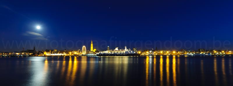 Antwerpen, Schelde. Zicht op Antwerpen vanop Linkeroever.  Lichtjes van de Schelde.  Antwerp by Night.